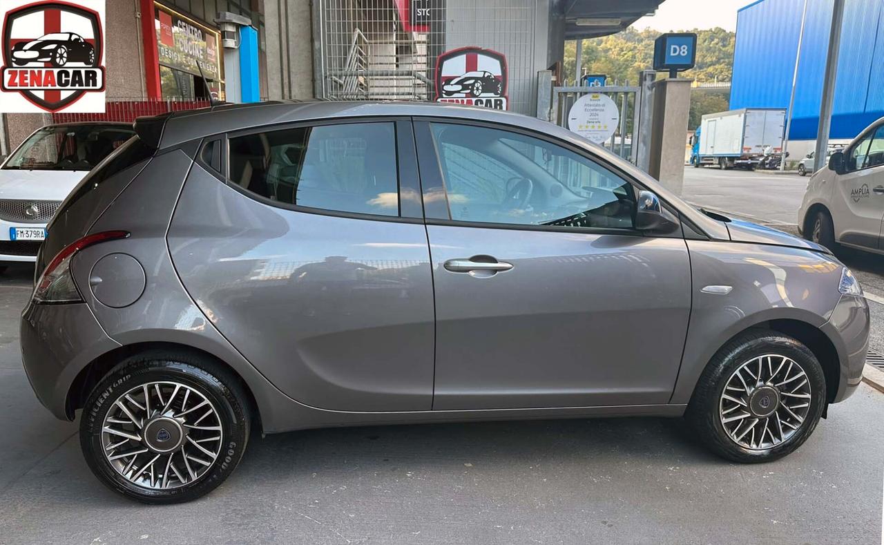 Lancia Ypsilon 1.0 FireFly 5 porte S&S Hybrid Gold Plus Telecamera Cerchi in lega Car Play