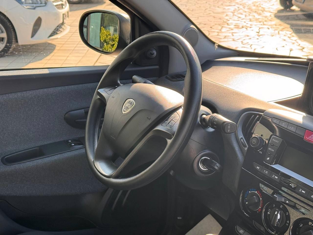 Lancia Ypsilon 1.0 FireFly 5 porte S&S Hybrid Ecochic Silver
