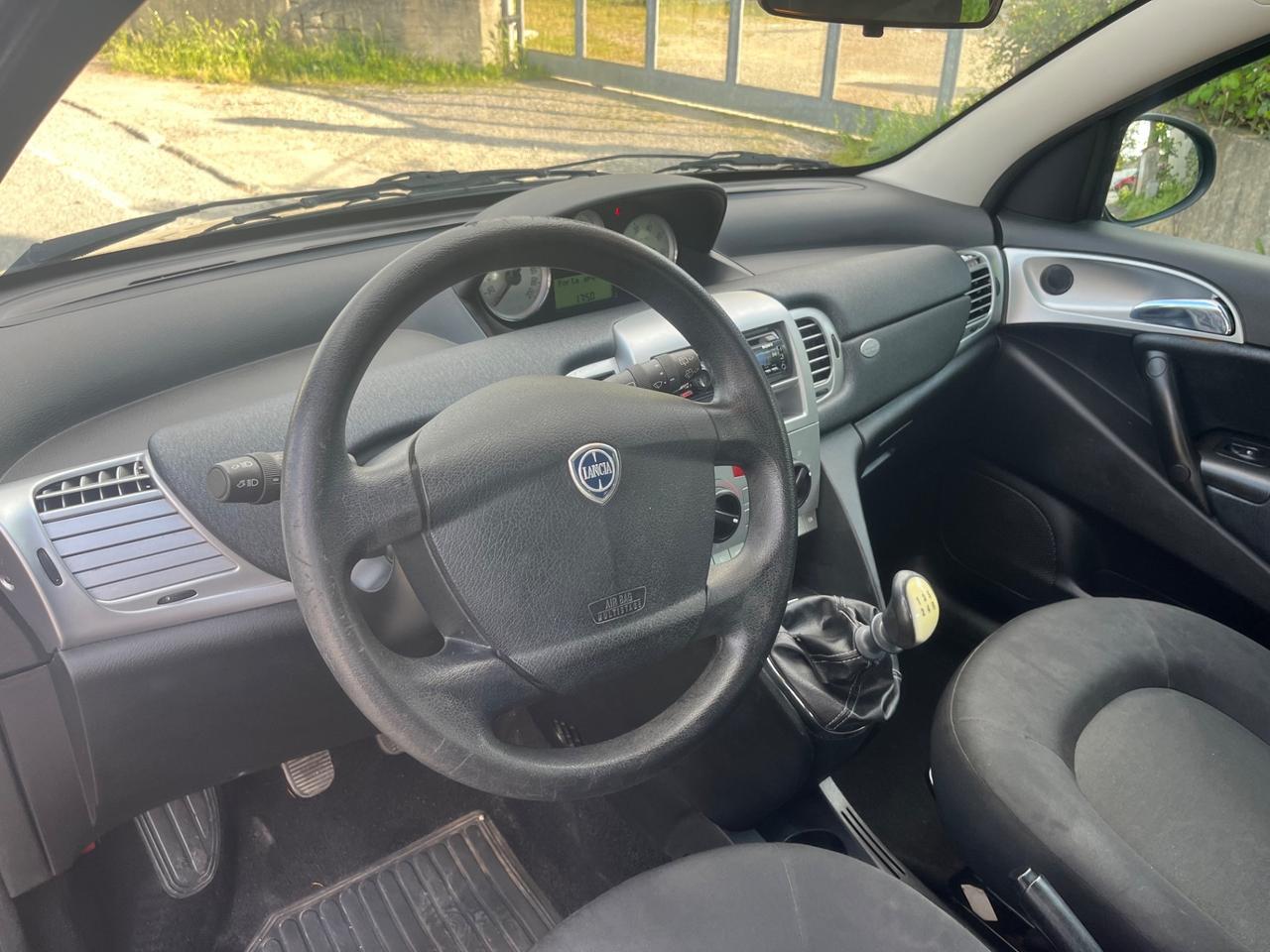 Lancia Ypsilon 1.2 69 CV Platinum 200.000 KM