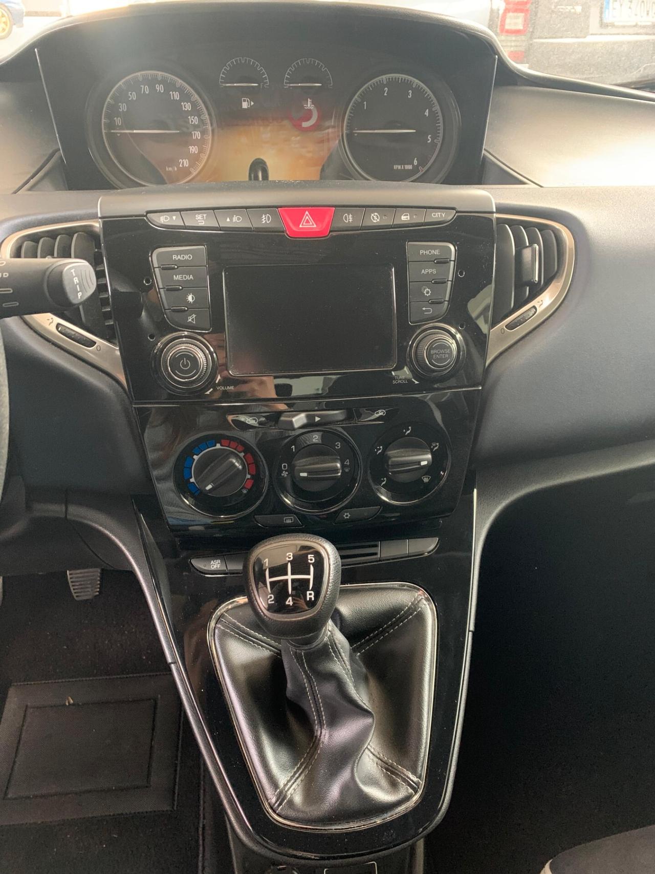 Lancia Ypsilon 1.3 MJT 16V 95 CV 5 porte NEOPATENTATI