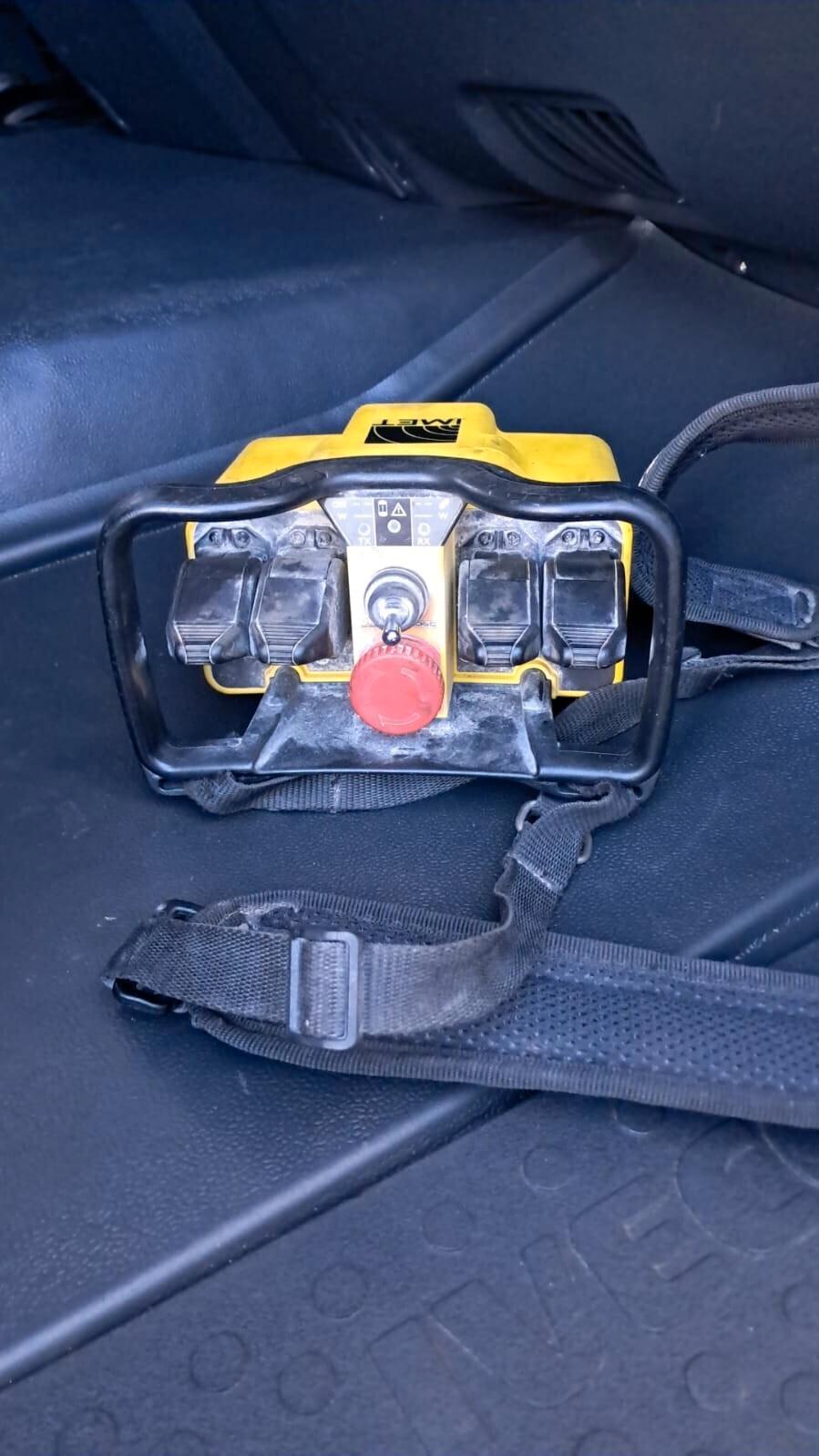 IVECO ML 120E25 - CASSONE RIBALTABILE TRIL. CON GRU DIETRO CABINA - BLOC. DIFF. (C17)