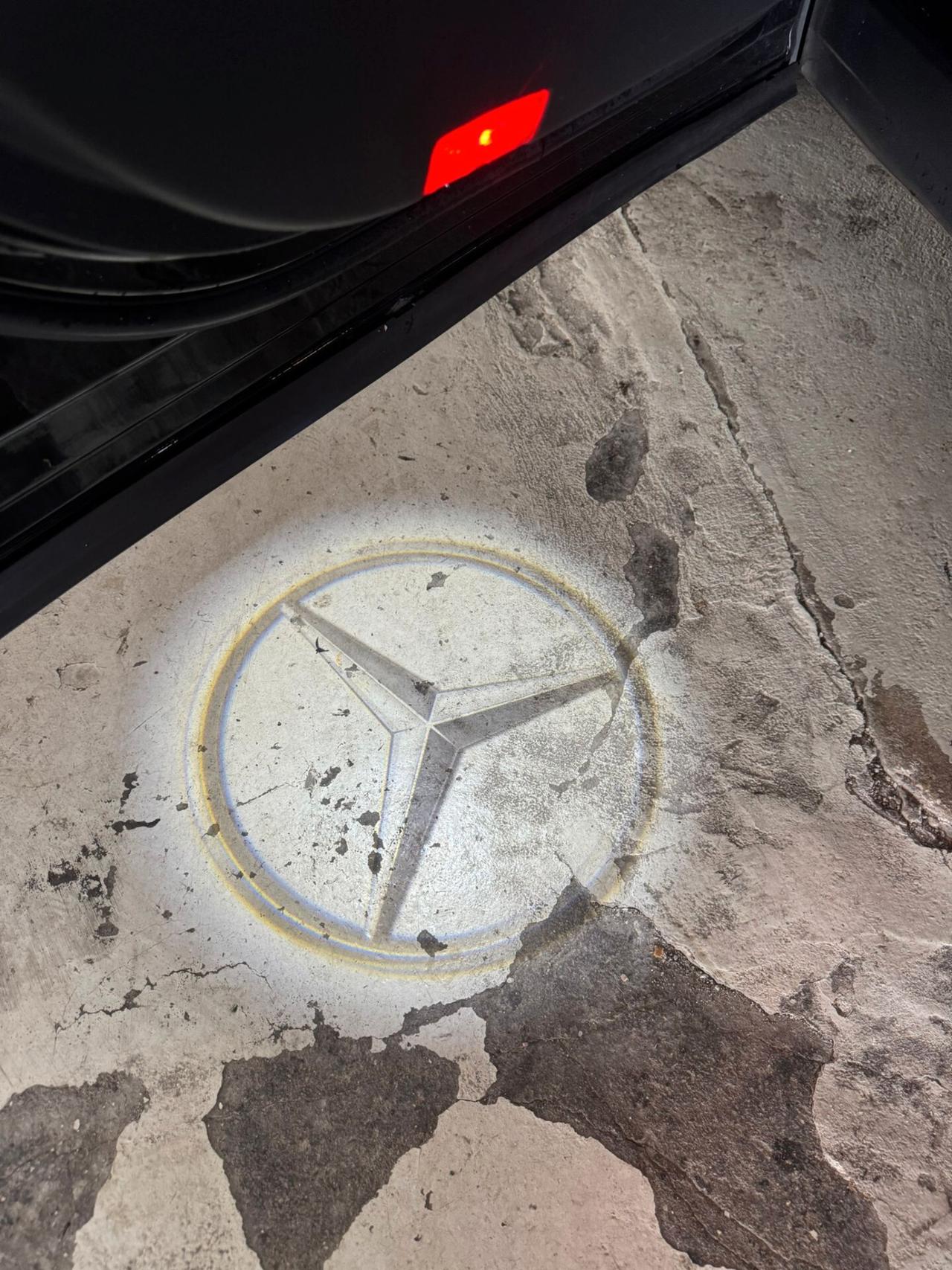 MERCEDES-BENZ EQA 300 4MATIC AMG