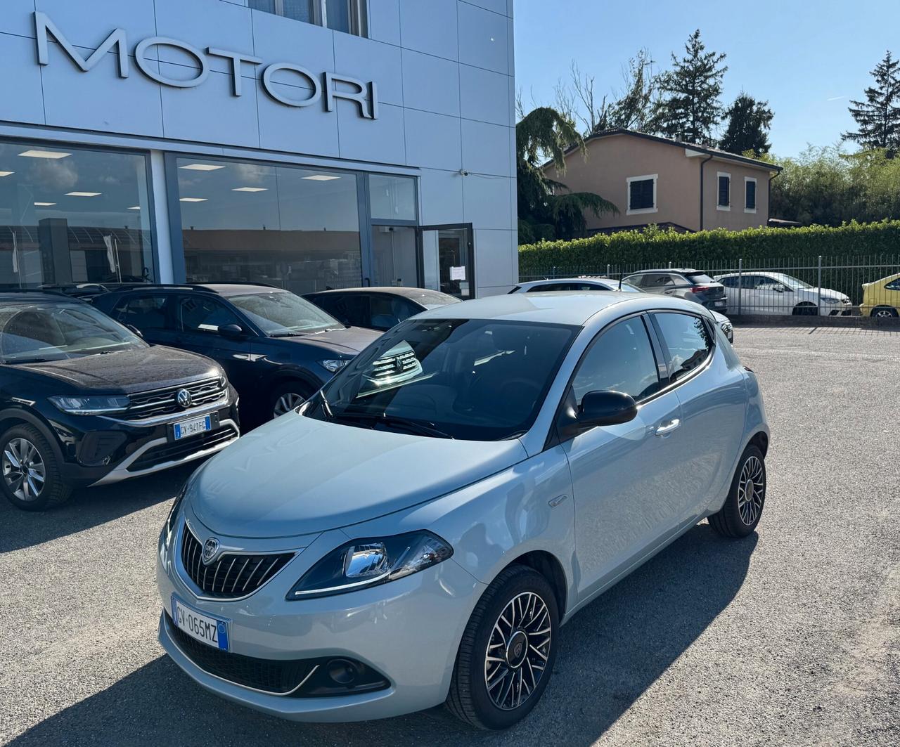 Lancia Ypsilon 1.0 firefly hybrid Platino / NO VINCOLI