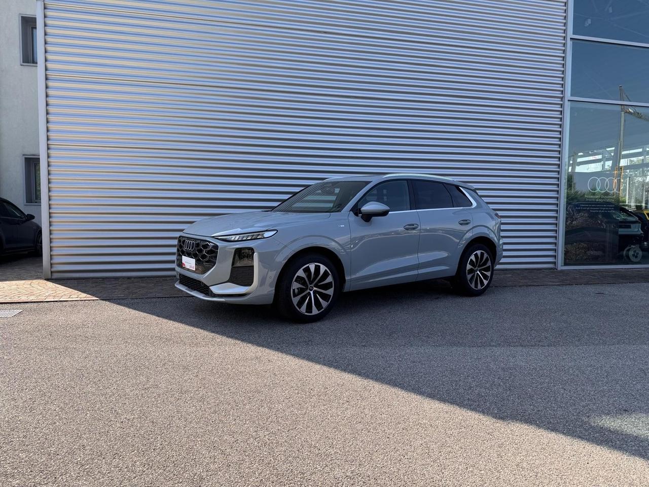 AUDI Q3 TFSI S-TRONIC