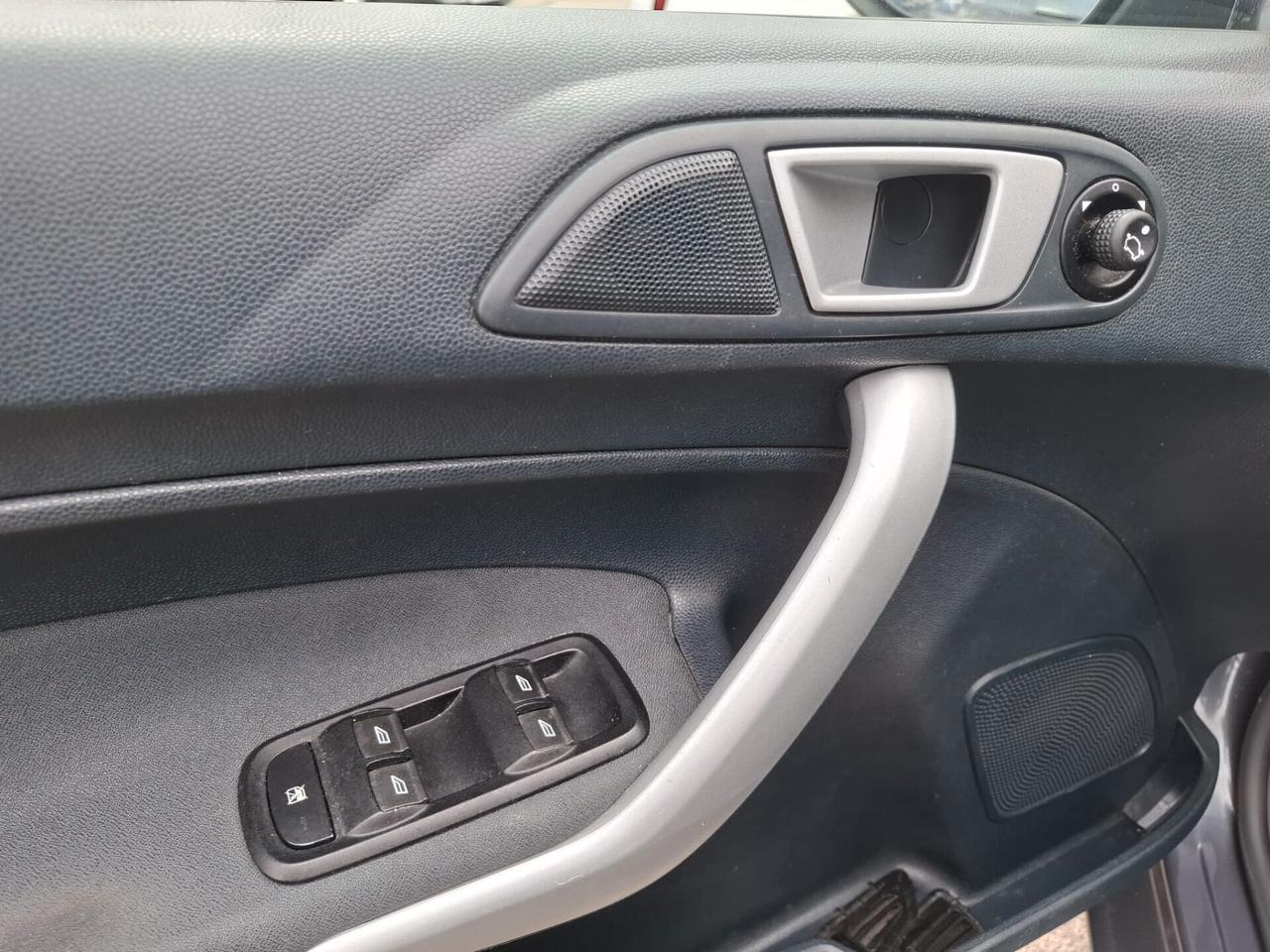 Ford Fiesta TITANIUM 1.4 TDCi 70CV 5 porte