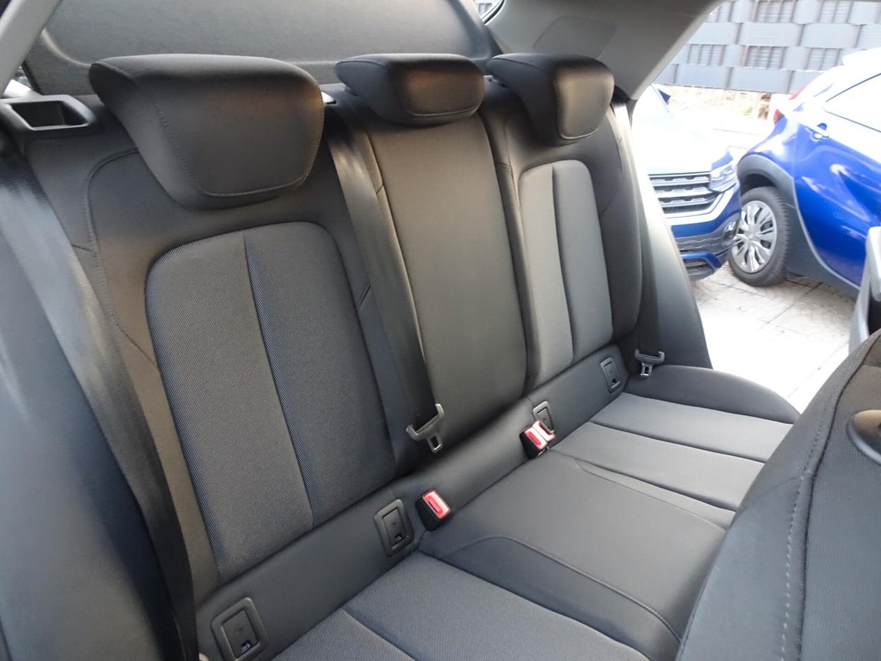 Audi Q2 35 TDI S tronic Identity Black