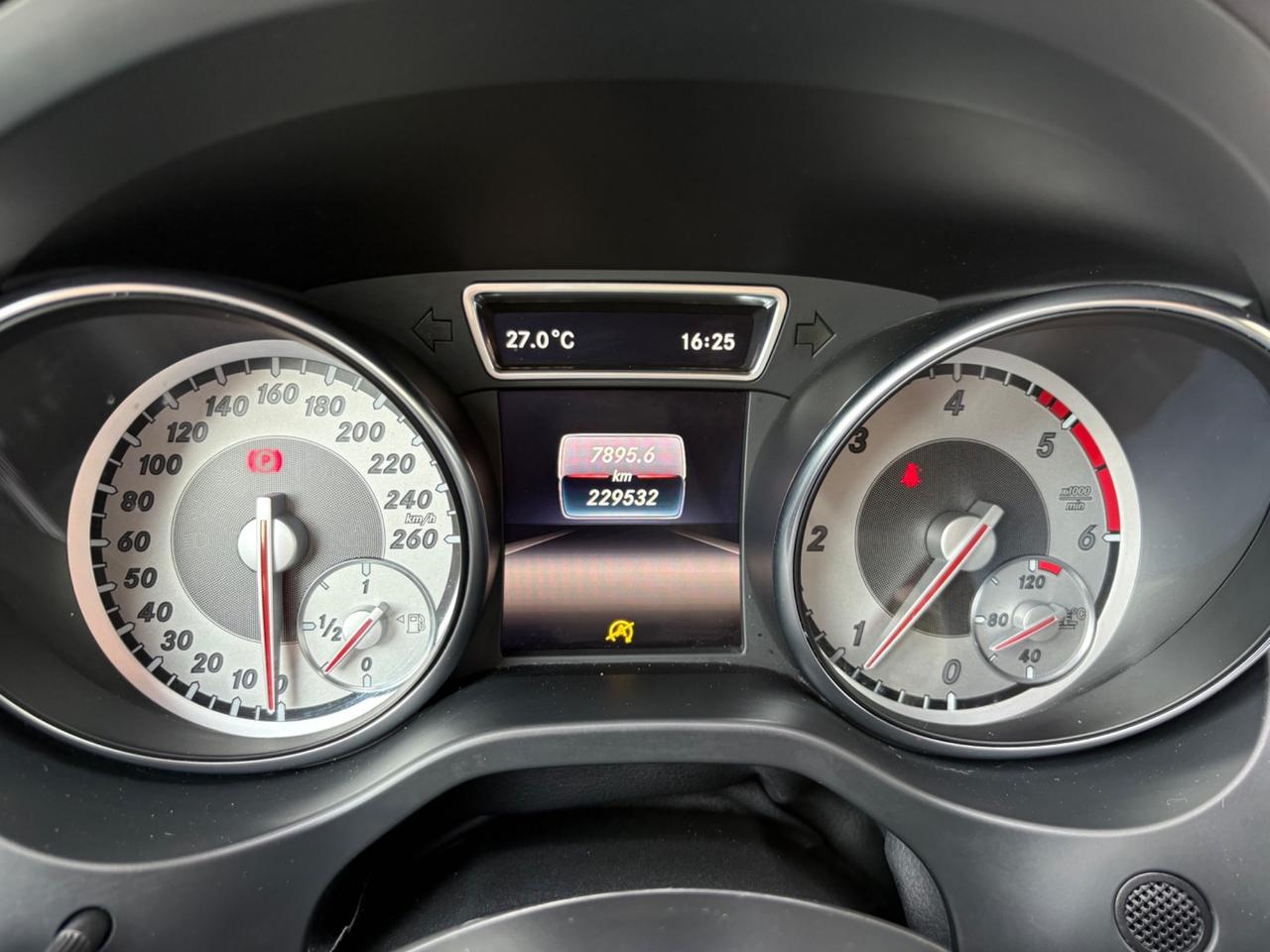 Mercedes-benz GLA 180 d Sport LED INTERNO CERCHI AMG