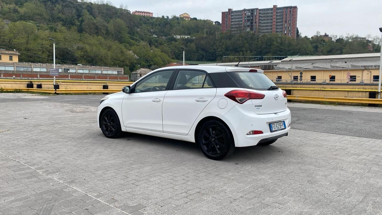 Hyundai i20 1.2 GPL 2016 – 115.000 km – perfetta Vendo Hyundai i20 GPL in condizioni davvero ottime, macchina tenuta con cura e sempre seguita. – anno 2016 – 115.000 km – benzina/GPL – unico proprietario – interni