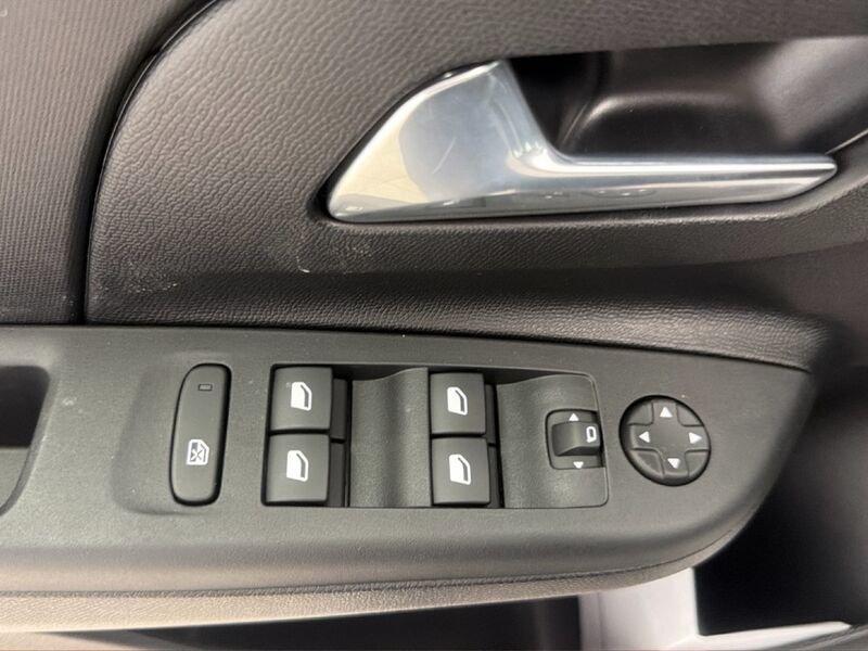 Opel Corsa Edition Hybrid 110CV DTC6
