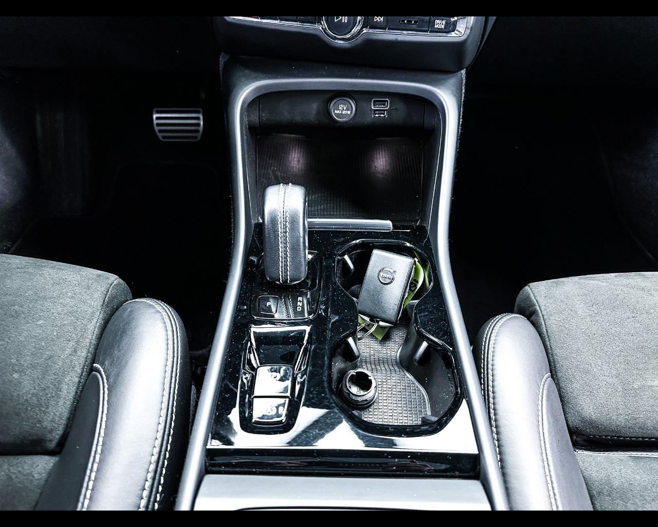 VOLVO XC40 (2017-->) - XC40 B5 AWD Geartronic R-design