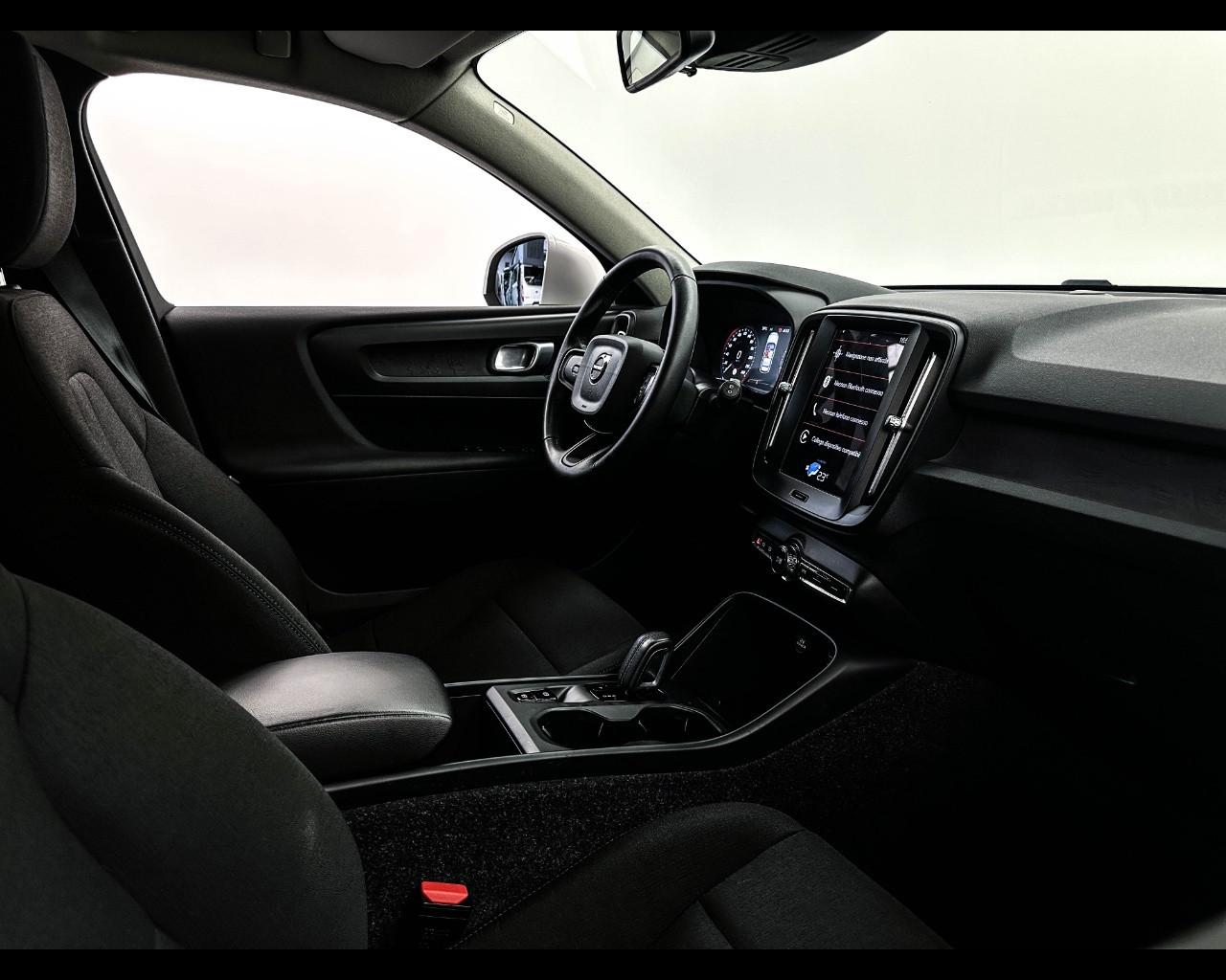 VOLVO XC40 (2017-->) - XC40 T2 Geartronic Momentum