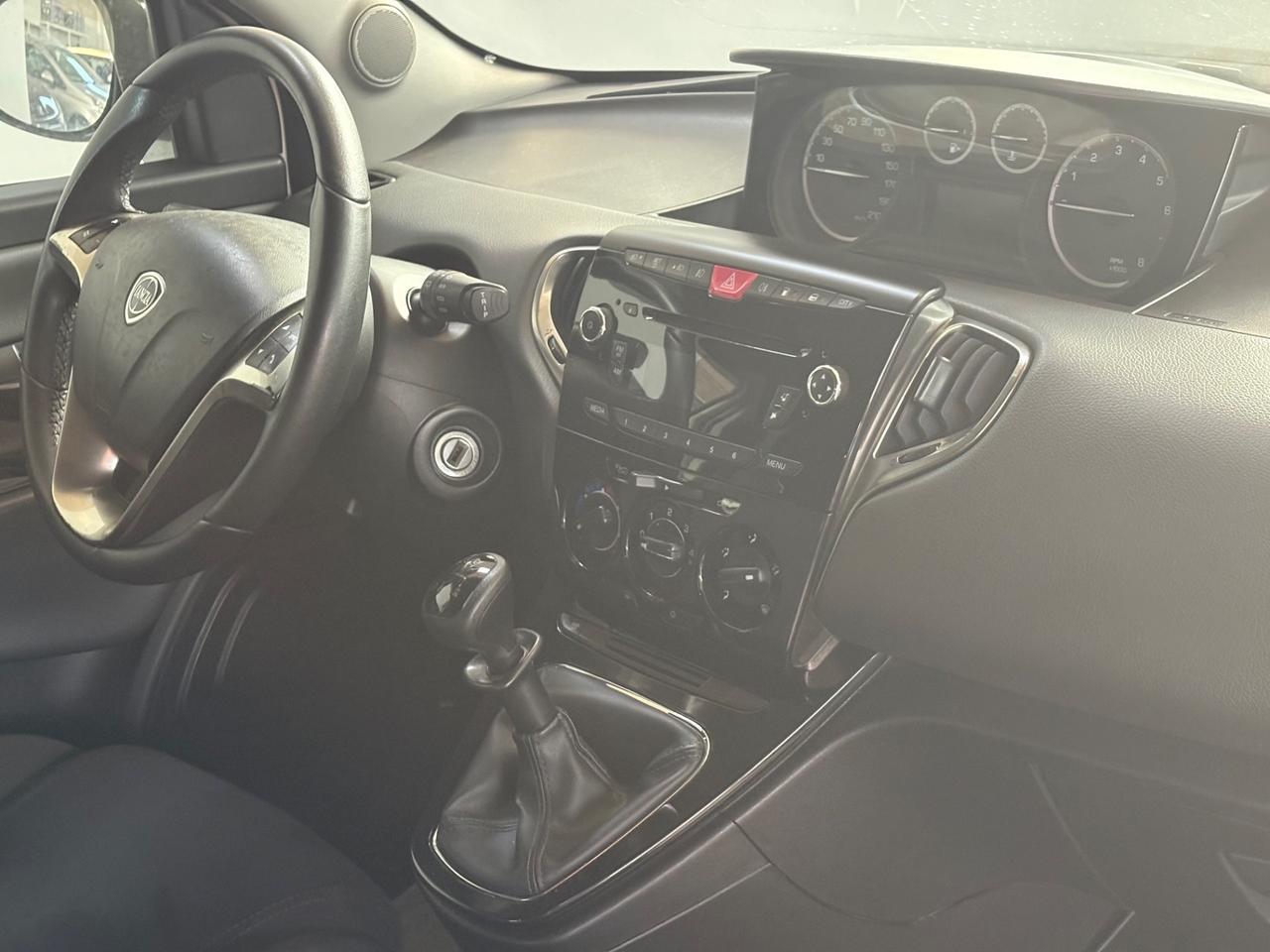 Lancia Ypsilon 0.9 TwinAir 85 CV 5 porte Metano Ecochic Silver