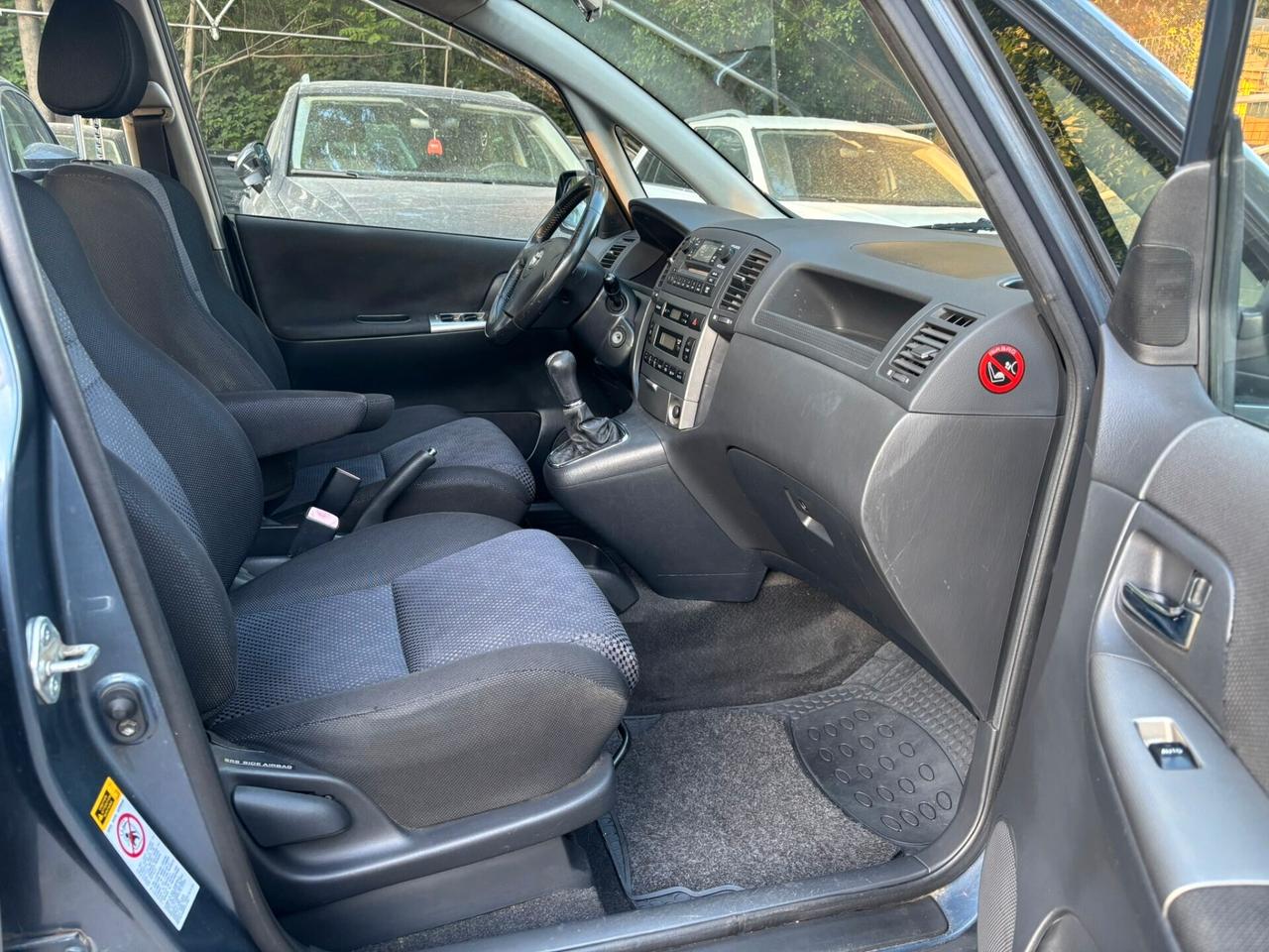 Toyota Corolla Verso 2.0 tdi D-4D OK Neopatentati