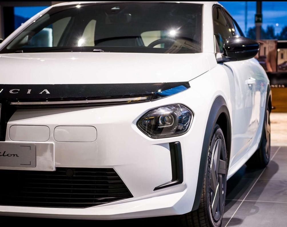 Lancia Ypsilon Hybrid e-DCT AUTO A NOLEGGIO