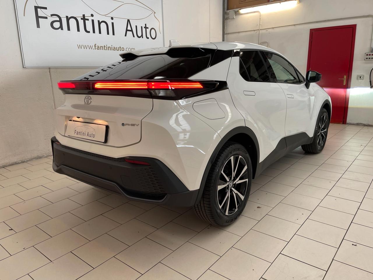 Toyota C-HR Trend 2.0 phev e-cvt-LEGGI SOTTO