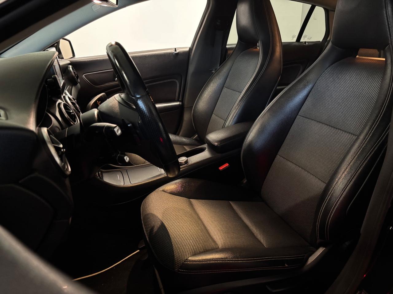 Mercedes-benz CLA 200d PREMIUM DARK