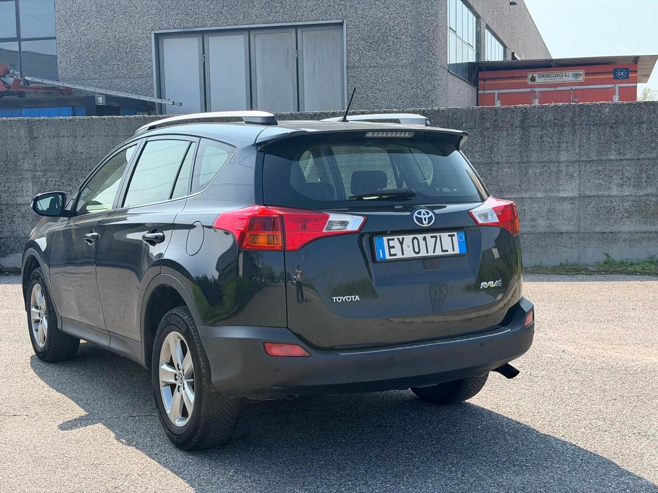 Toyota RAV4 2.0 D-4D 2WD Style White Edition Euro 5b - 2015 - 230.000 km
