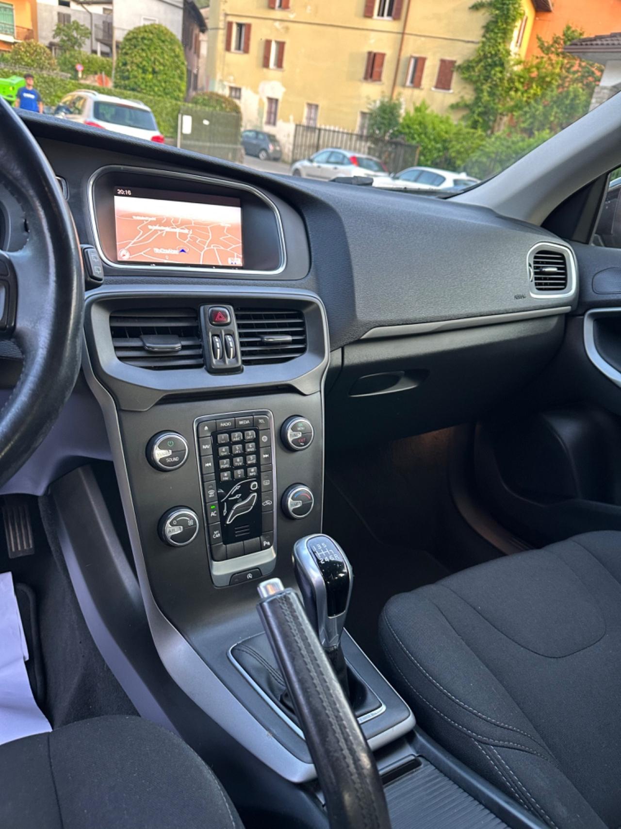 Volvo V40 D2 MOMENTUM KMCERT UNICOPR EU6B