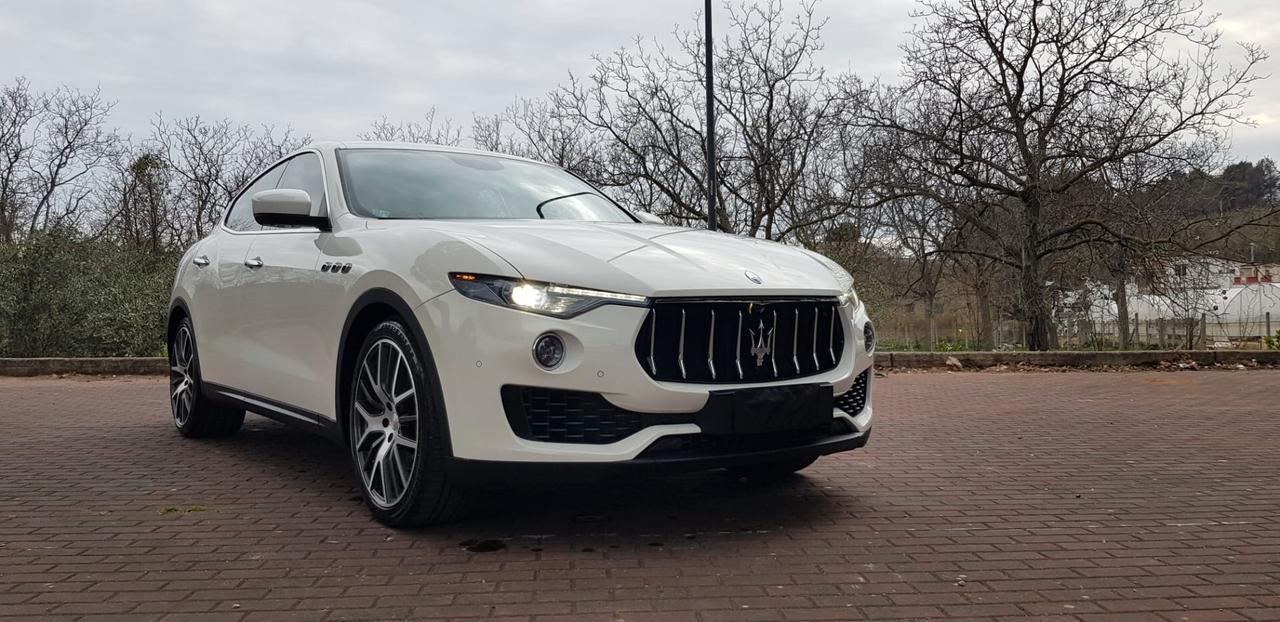 Maserati Levante V6 Diesel 275 Granlusso,pelle rossa,cerchi 21,navi,fari led bixeno,retrocamera,vetri scuri