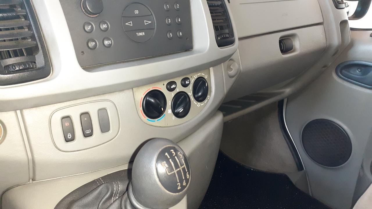 Opel Vivaro trasporto disabili pedana Focaccia