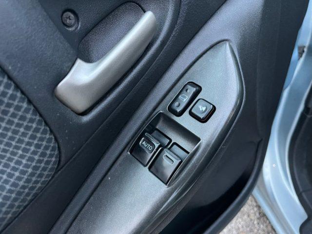 TOYOTA Yaris 1.3i 16V cat 3 porte Sol