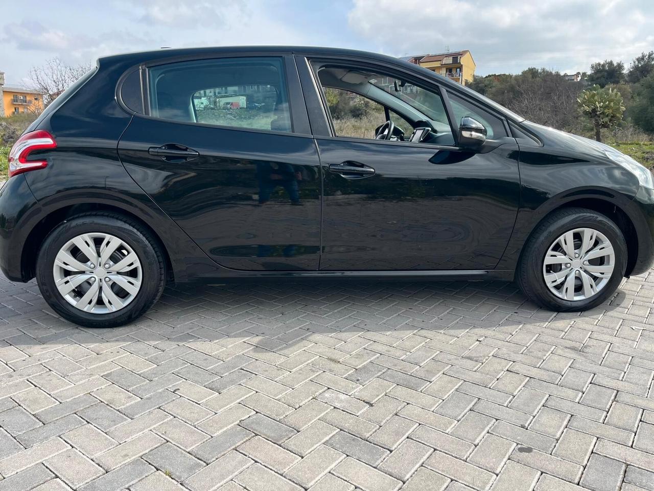 Peugeot 208 1.4hdi NEOPATENTATI CHIAMA 2013