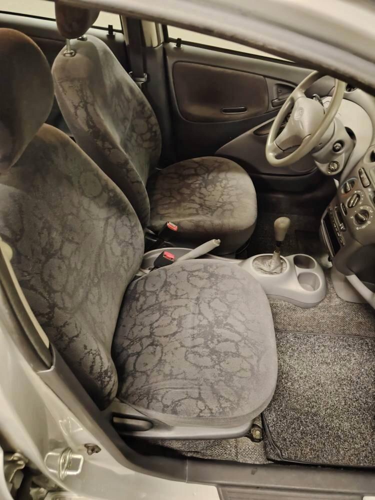 Toyota Yaris 1.0i 16V cat 5 porte Sol