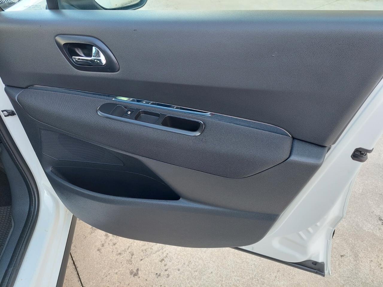 Peugeot 3008 1.6 HDi 110CV cambio robotizzato