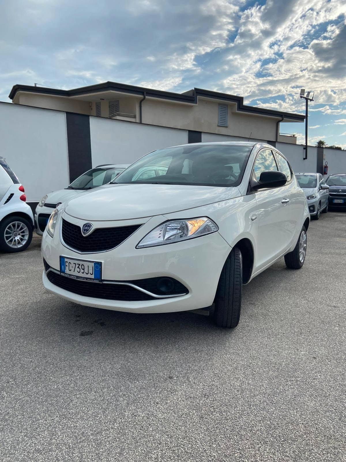Lancia Ypsilon 0.9 TwinAir 85 CV 5 porte Metano Ecochic Elle