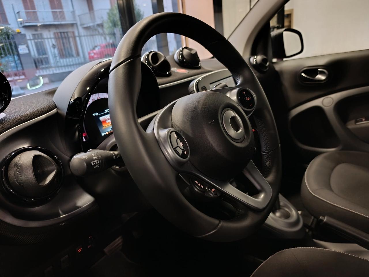 Smart ForTwo 70 1.0 twinamic Passion Grey opaco e Rosso