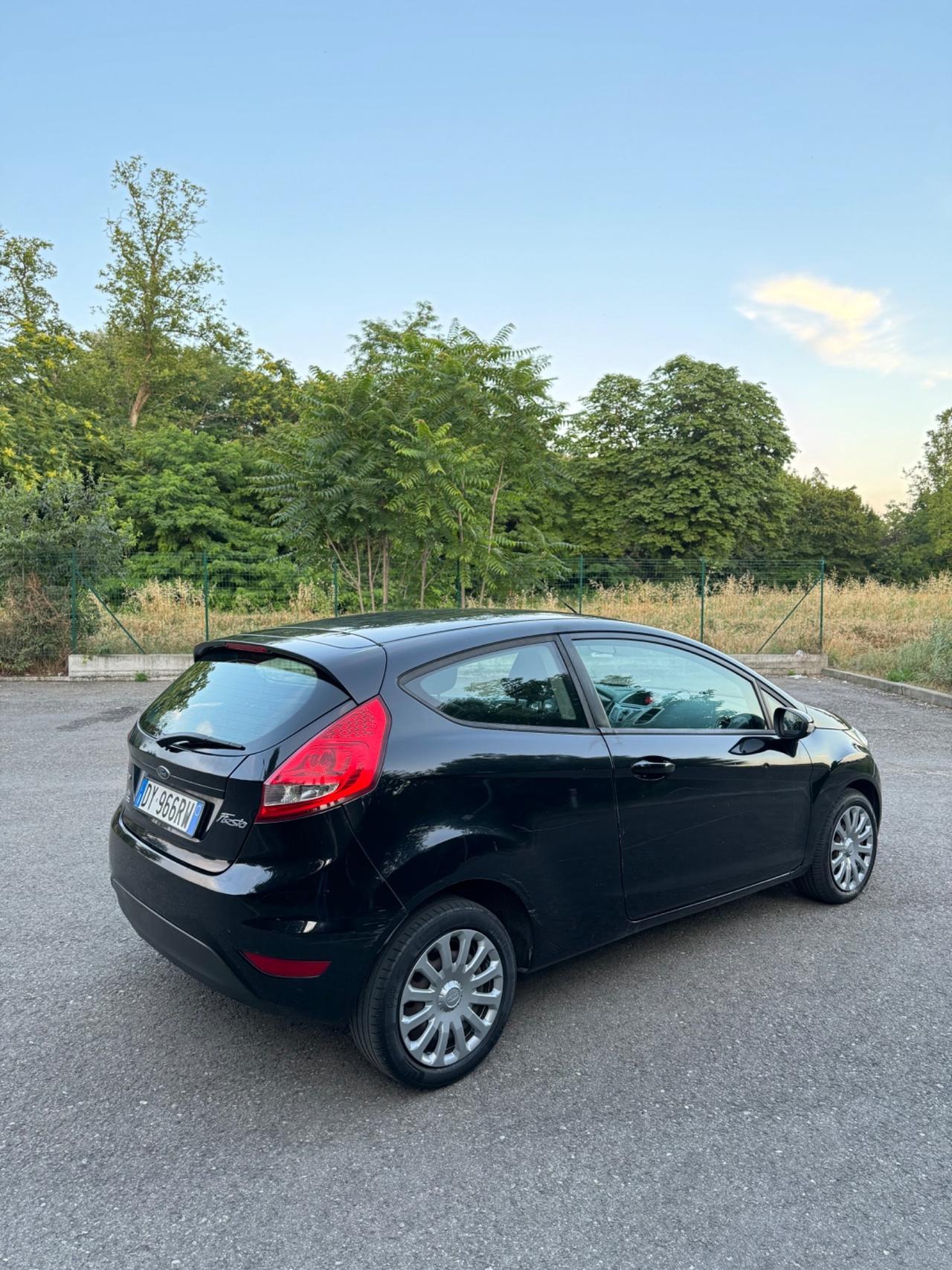 Ford Fiesta 1.4 TDCi 68CV 3 porte si neopatentati