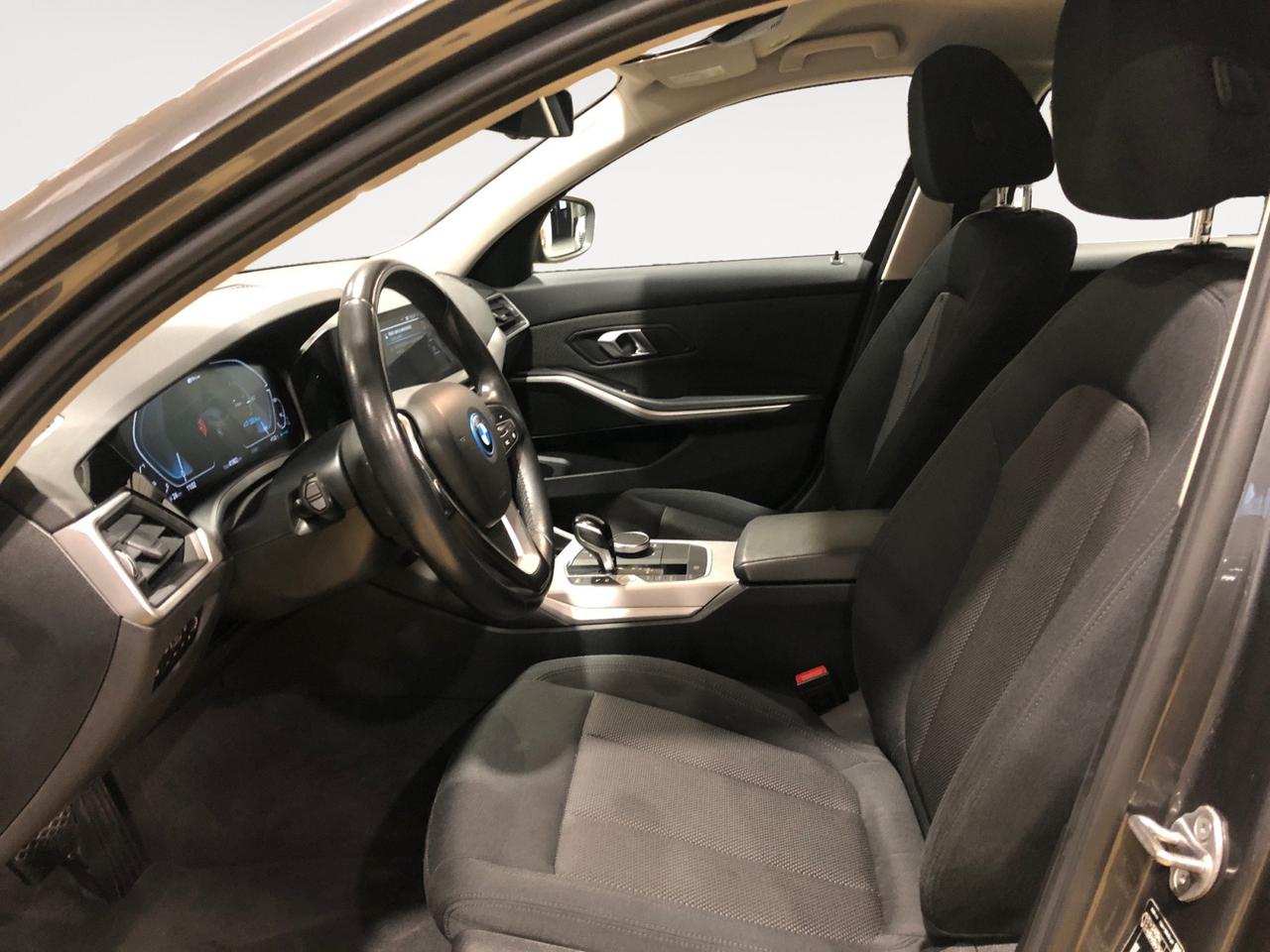 BMW 330e Touring Business Advantage auto