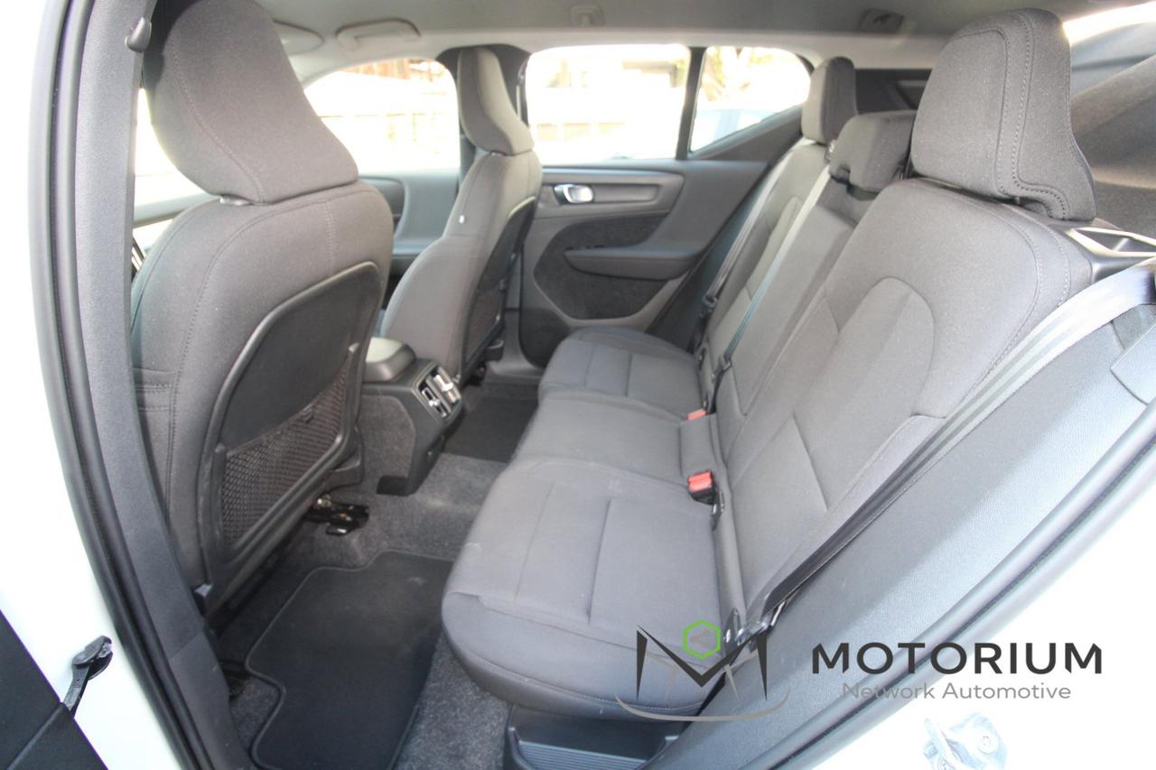 VOLVO XC40 MOMENTUM