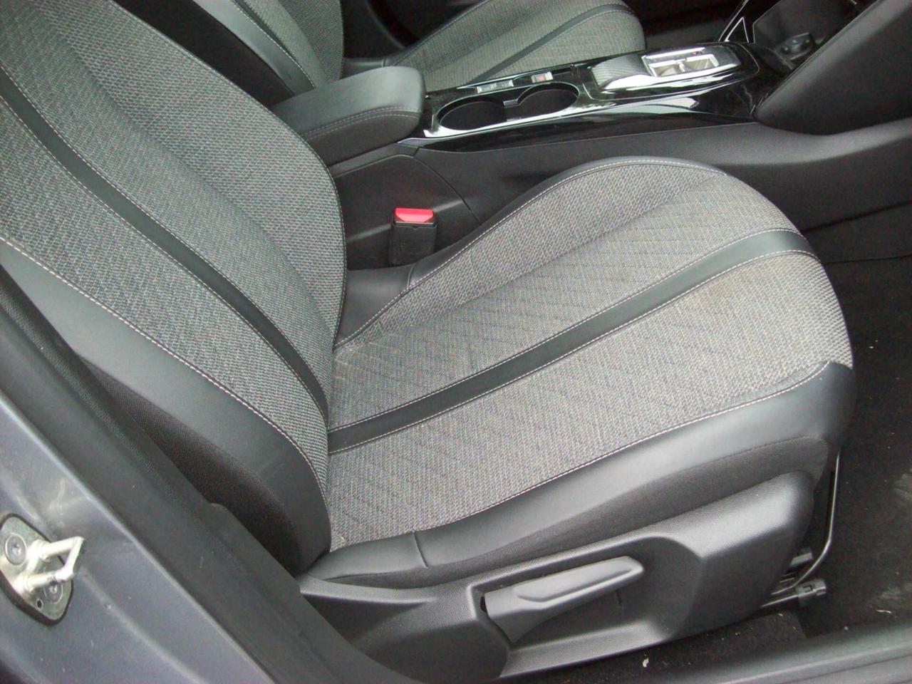 Peugeot 2008 PureTech 130 S&S EAT8 Allure
