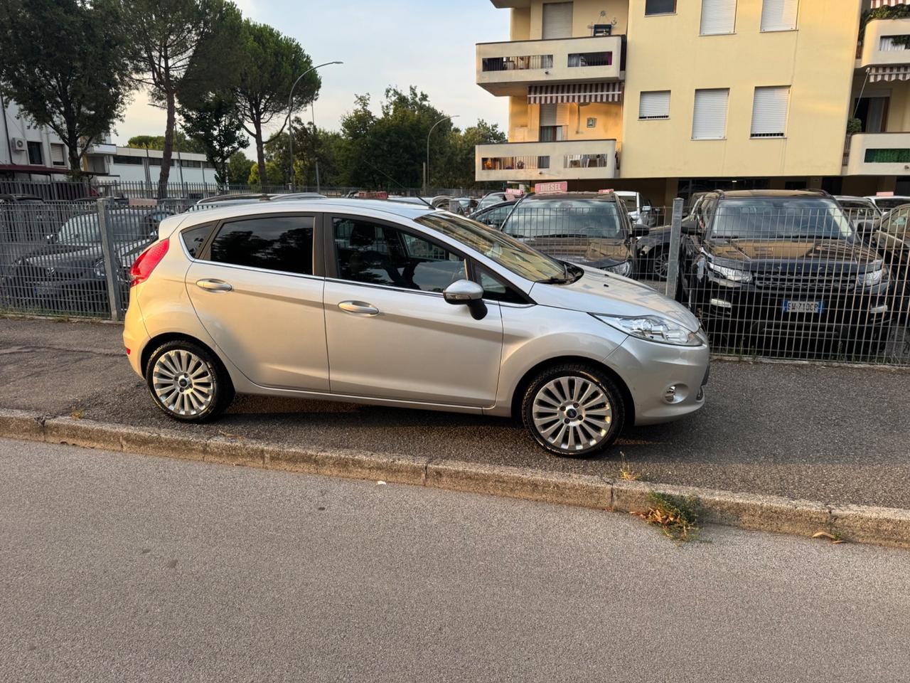 Ford Fiesta 1.2 82 CV 5 p neopaten garanzia 12 mesi