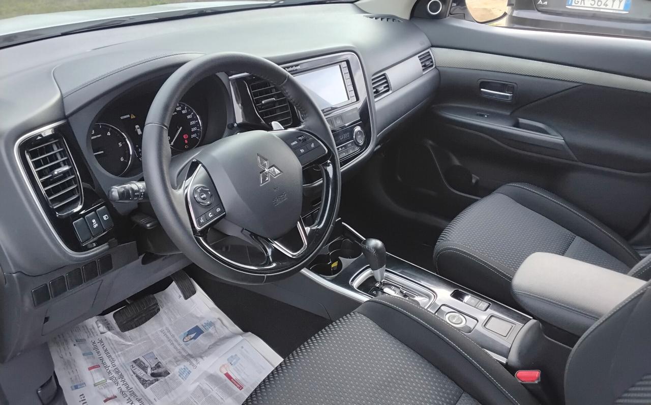 Mitsubishi Outlander 2.2 DI-D 4WD Instyle Plus SDA 7 posti