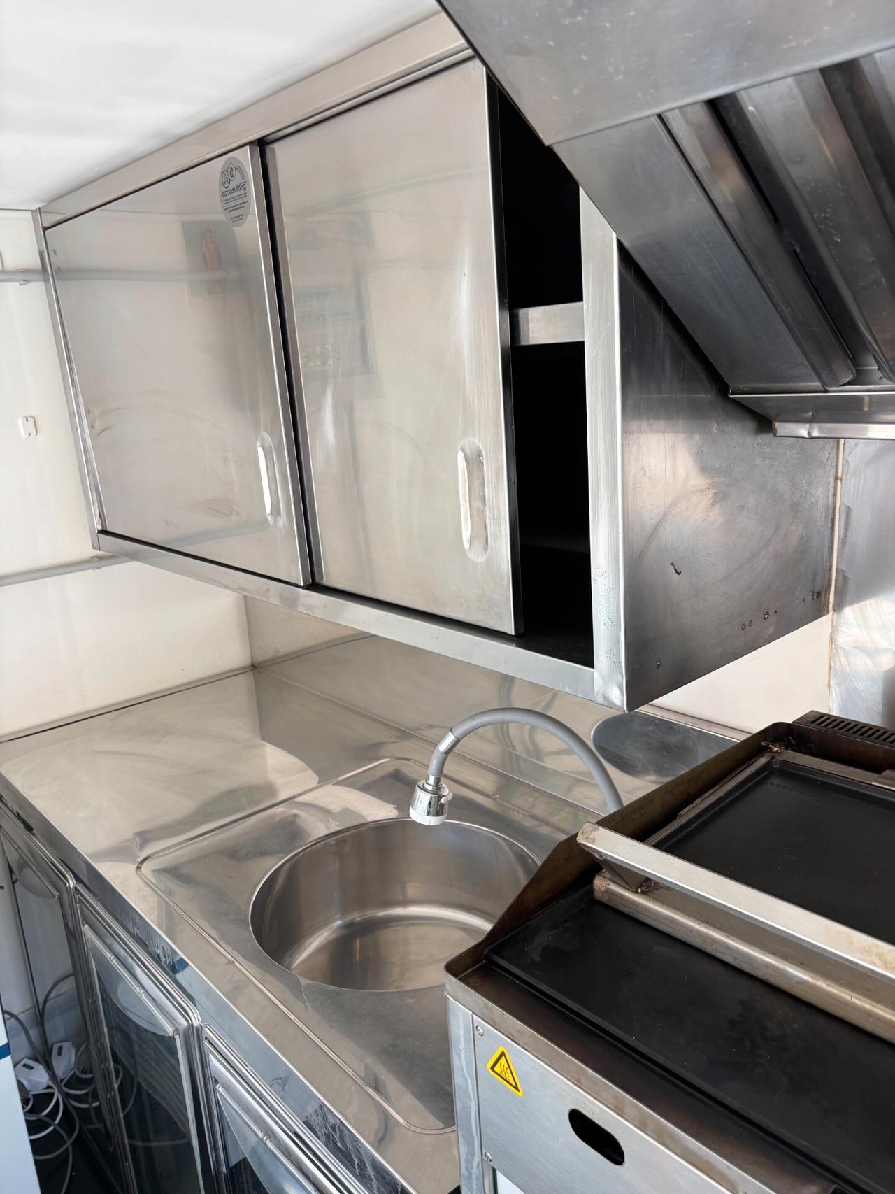 IVECO DAILY 65C/60 CON ALLESTIMENTO A PANINERIA COMPLETO DI TUTTO PIASTRA BANCONI FRIGORIFERI PICCOLO E GRANDE KAPPA AFFETTATRICE FRIGGITRICE AUTOCLAVE DI ACQUA DA 100 LITRI PER BANCONE DI PULIZIA LAVANDINO GRUPPO ELETTROGENO E PRONTO PER LAVORARE PE