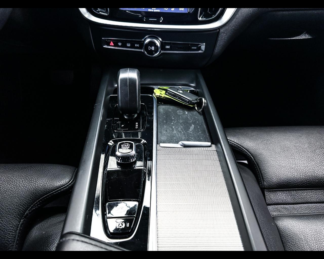 VOLVO V60 (2018-->) - V60 B4 (d) automatico Plus Dark