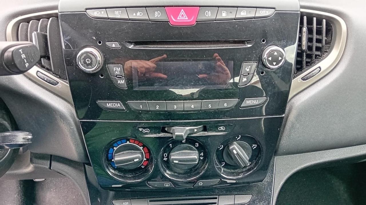 Lancia ypslon 1.2 gpl-full/opt-km 90000-2015