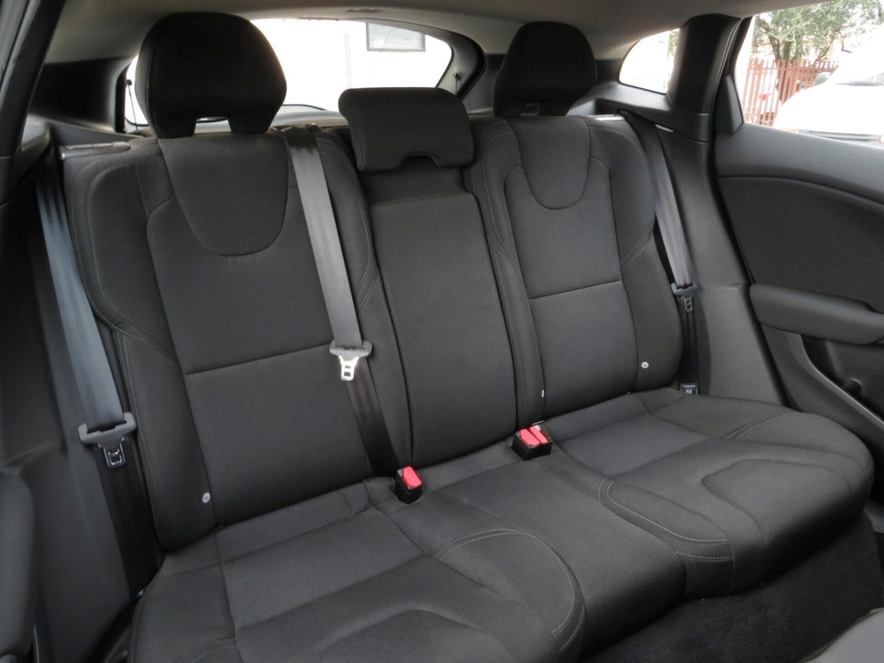 Volvo V40 2.0 d2 Business. km 49.000. fari led/doppi sensori