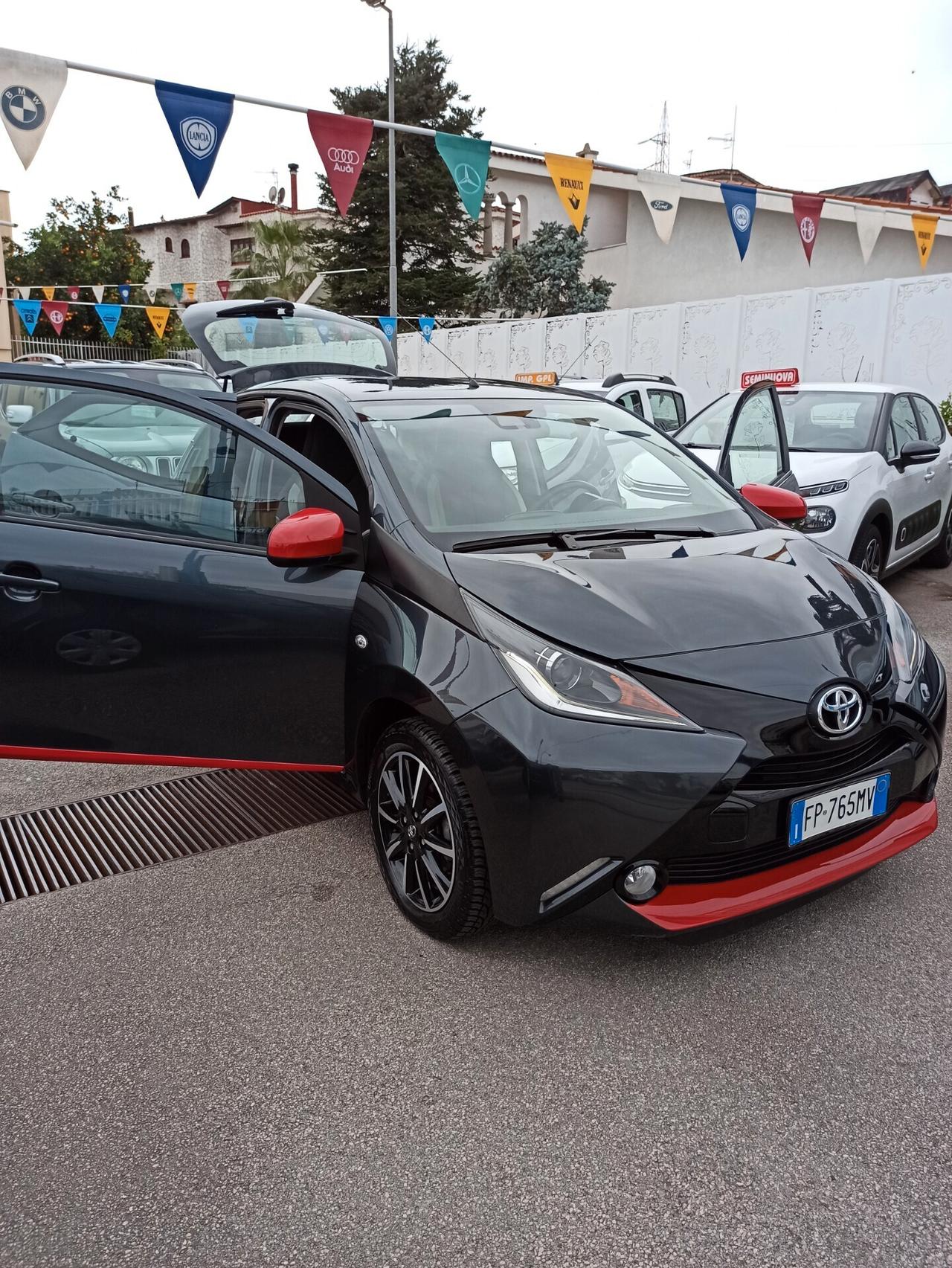 Toyota Aygo 1.0 VVT-i 69 CV 5 porte x-Black TSS MMT