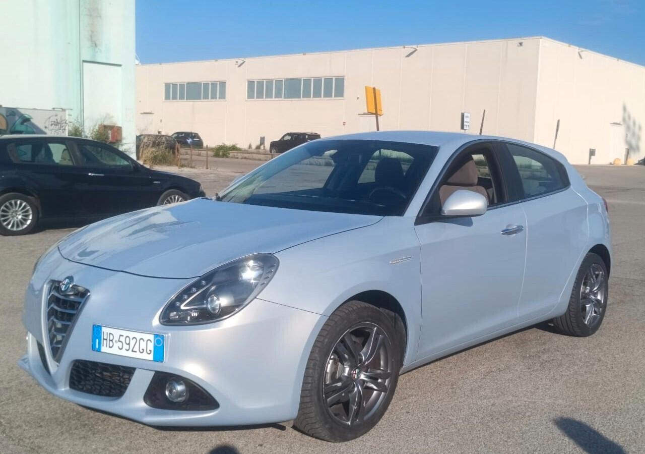 Alfa Romeo Giulietta 1.6 JTD105 cv ok neopatentati.