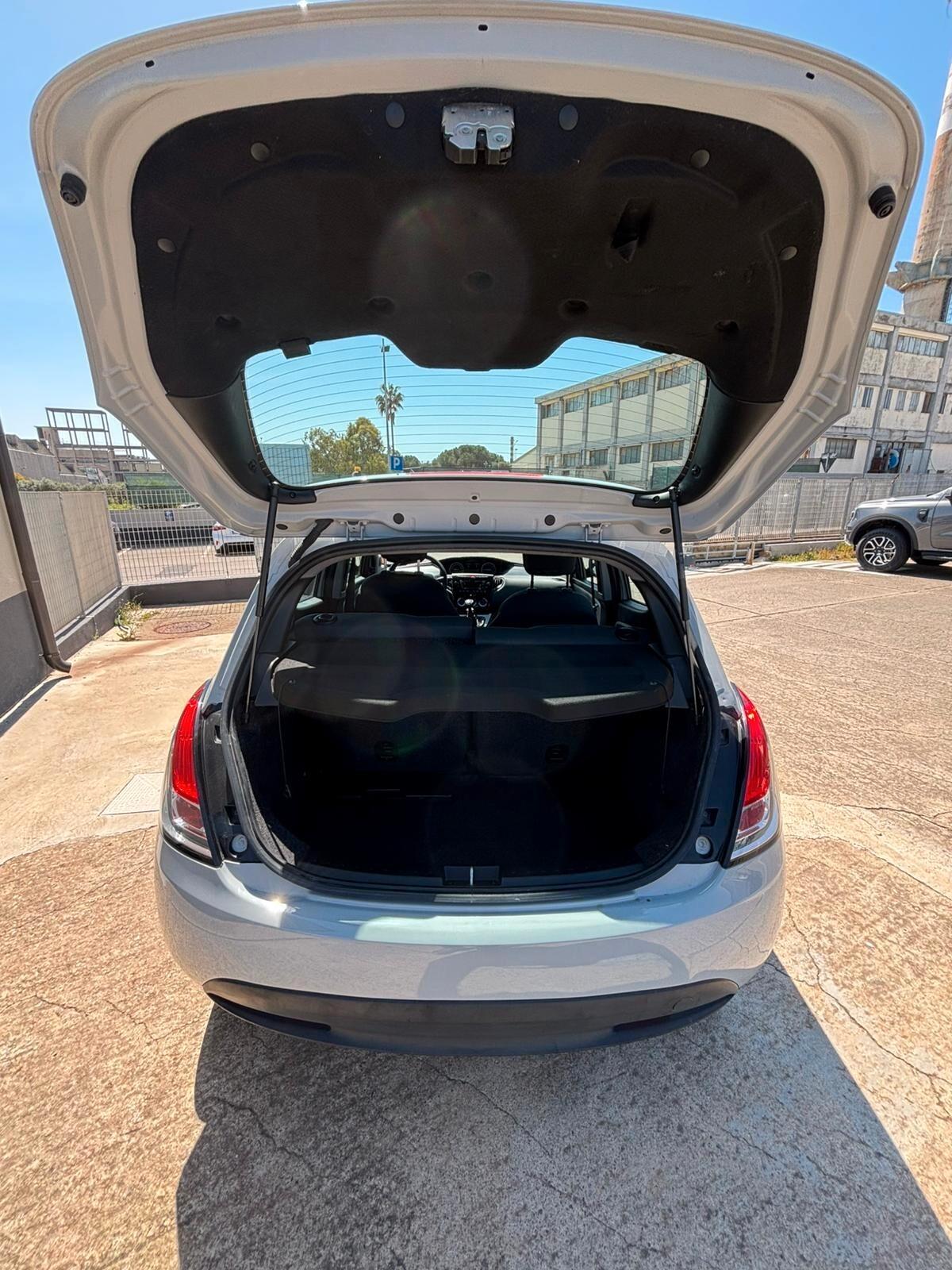 Lancia Ypsilon 1.0 FireFly 5 porte S&S Hybrid Ecochic Silver