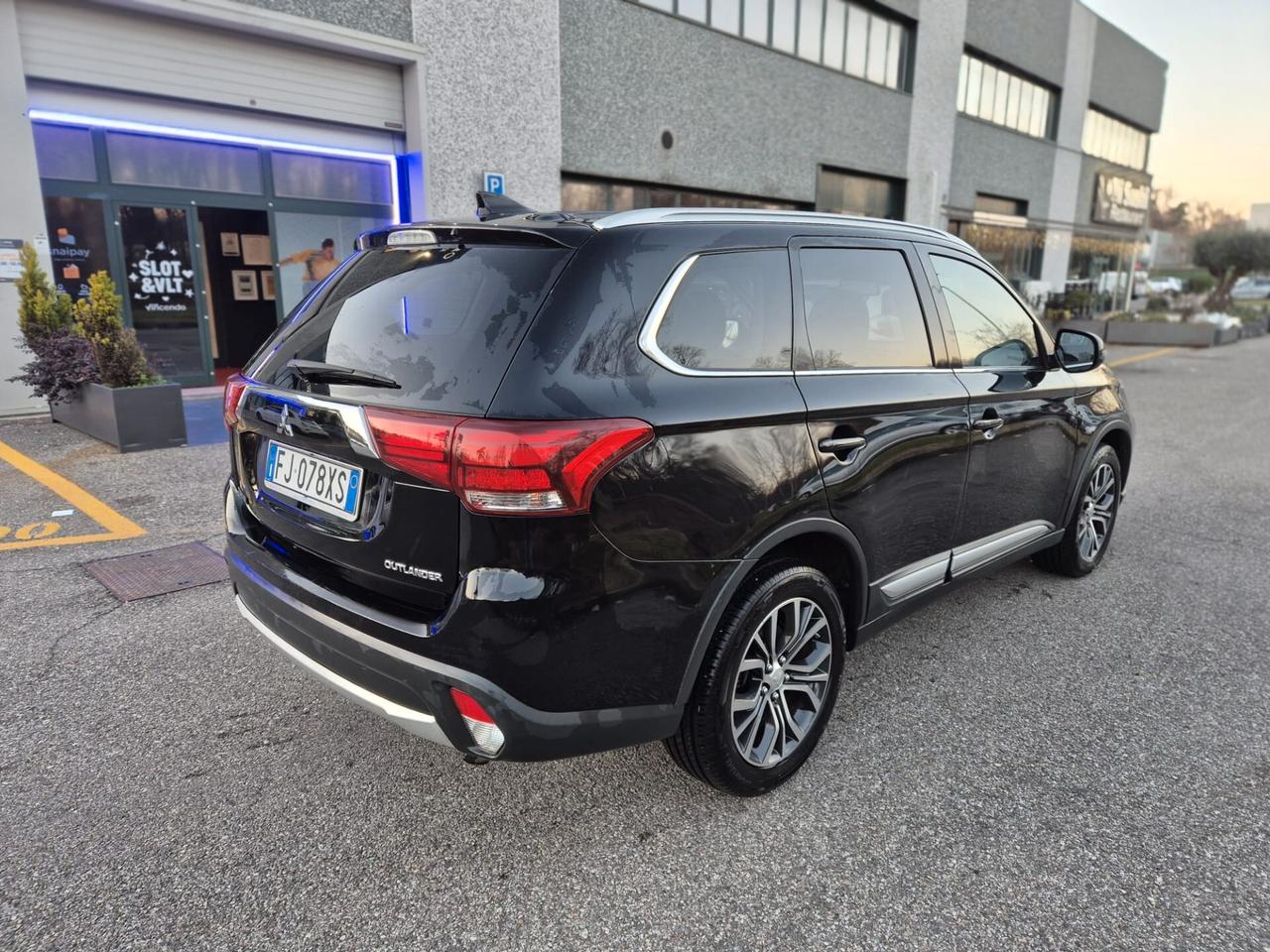 Mitsubishi Outlander 2.2 DI-D 2WD *7 POSTI*