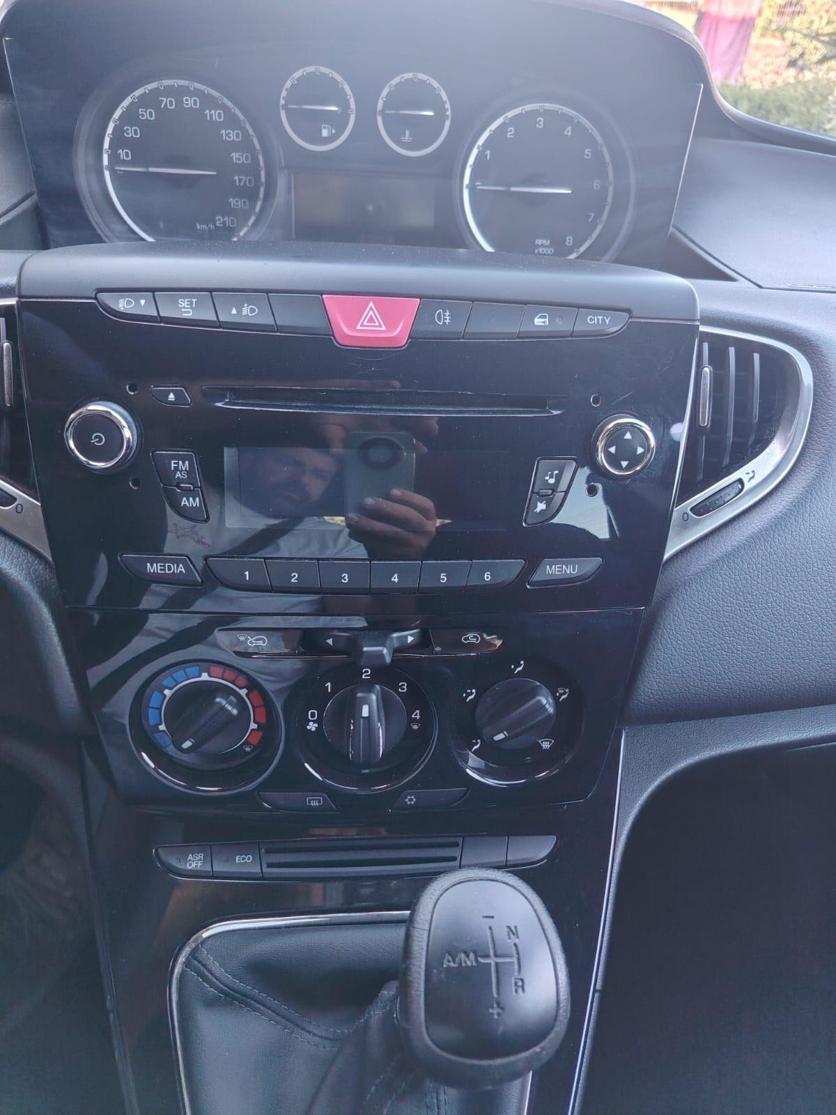 Lancia Ypsilon CAMBIO AUTOMATICO 0.9 TwinAir 85 CV 5 porte S&S Platinum