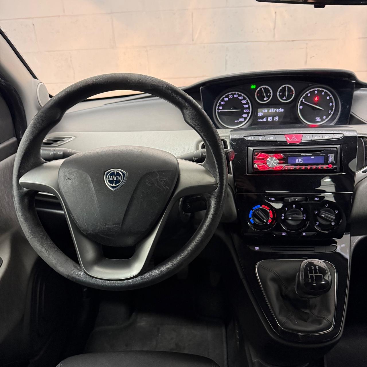 Lancia Ypsilon 0.9 TwinAir 85 CV 5 porte Metano Ecochic Silver