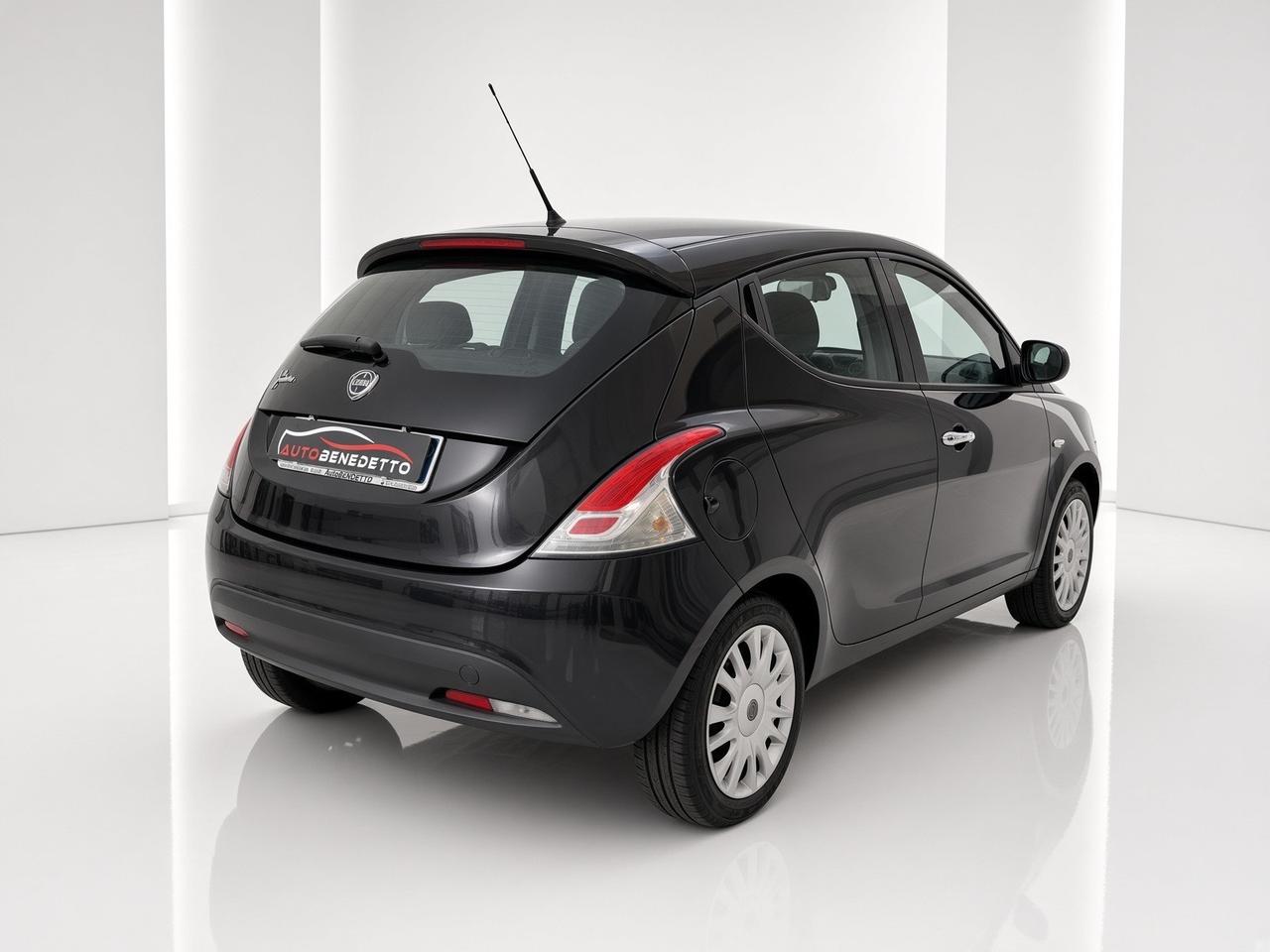Lancia Ypsilon 1.2 69 CV Silver 2013