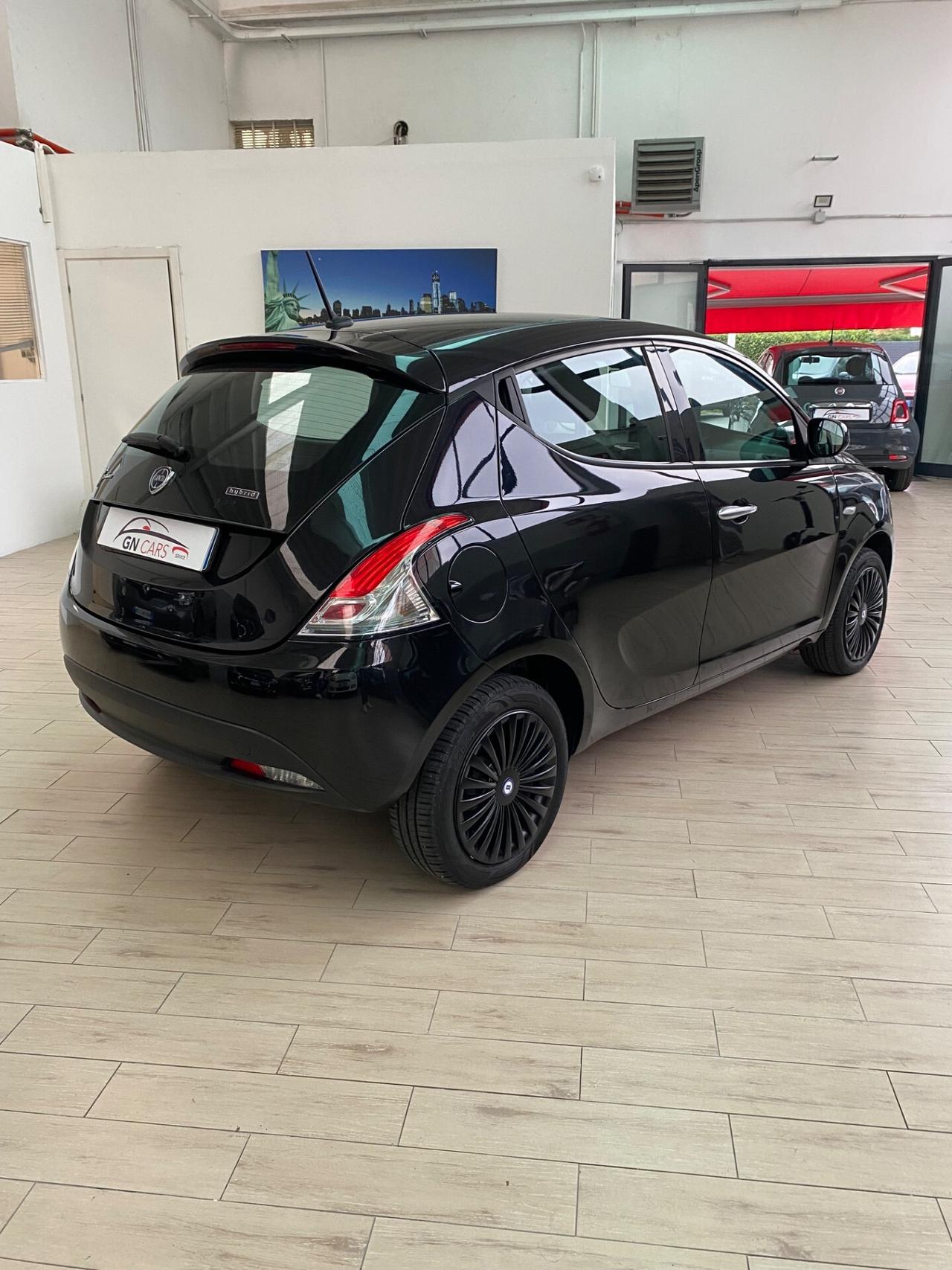 Lancia Ypsilon Hybrid Firefly