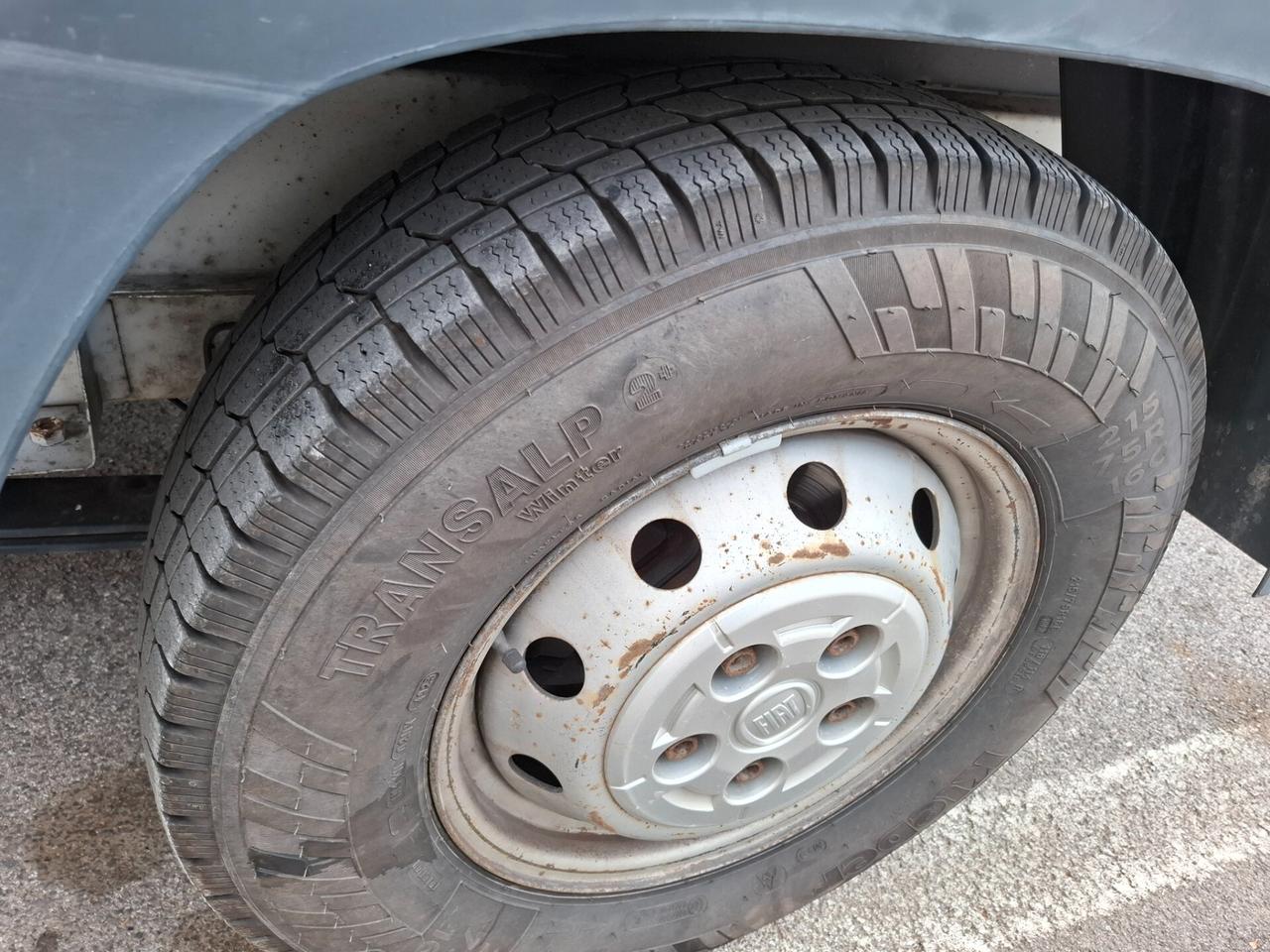 Fiat Ducato 2.3 cassonato con Doppia cabina 7 posti allestito con Gru Fassi