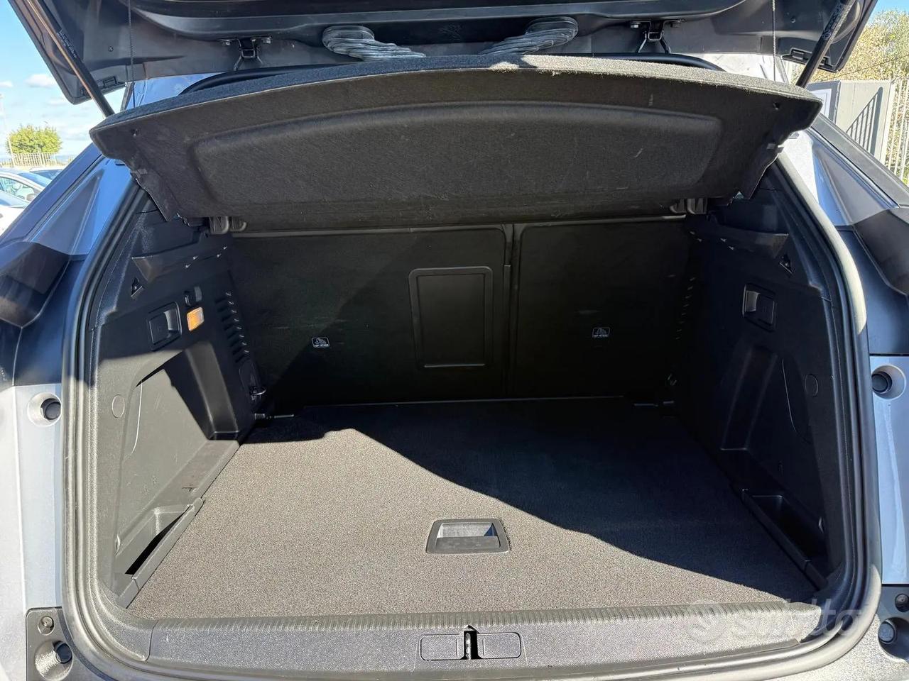 Peugeot 3008 1.5 Allure *CAMBIO AUTOMATICO*